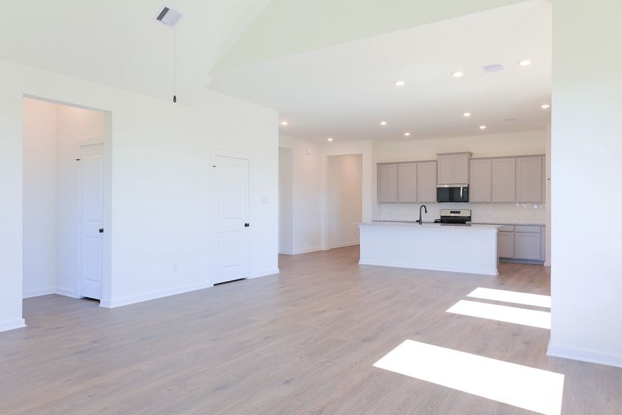 Spacious, unfurnished interior of a new home in Emberly  45', Beasley (Image 21).