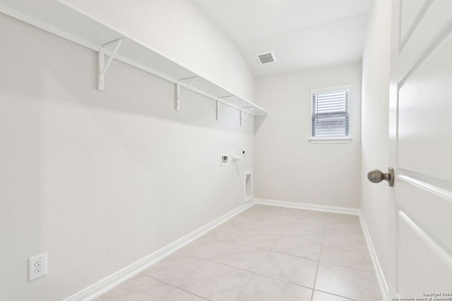 Spacious, unfurnished interior of a new home in , Cibolo (Image 46).