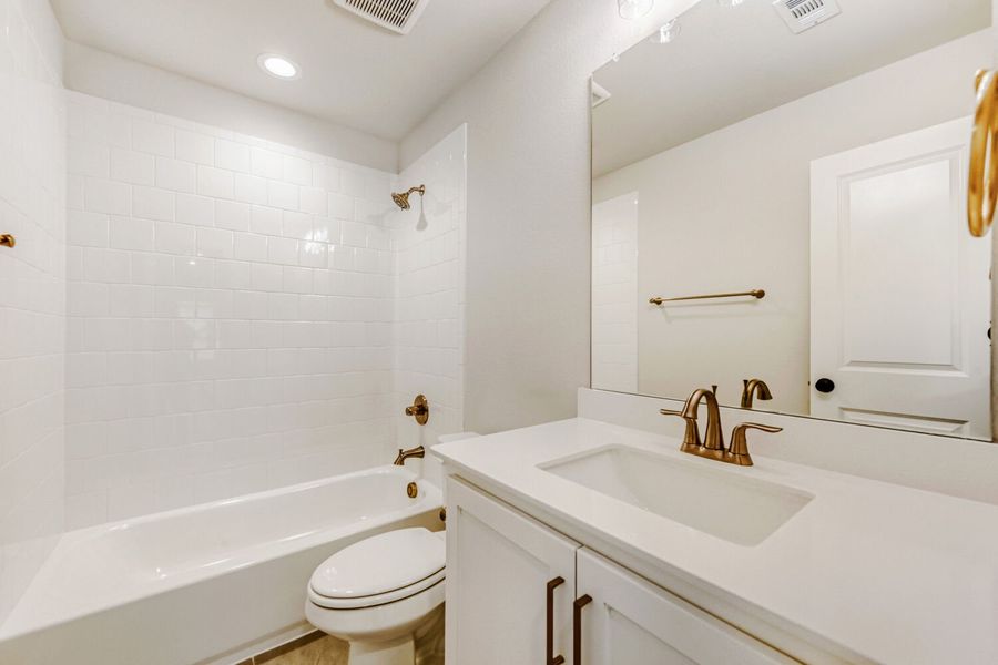 807 Open Range - Full Bathroom