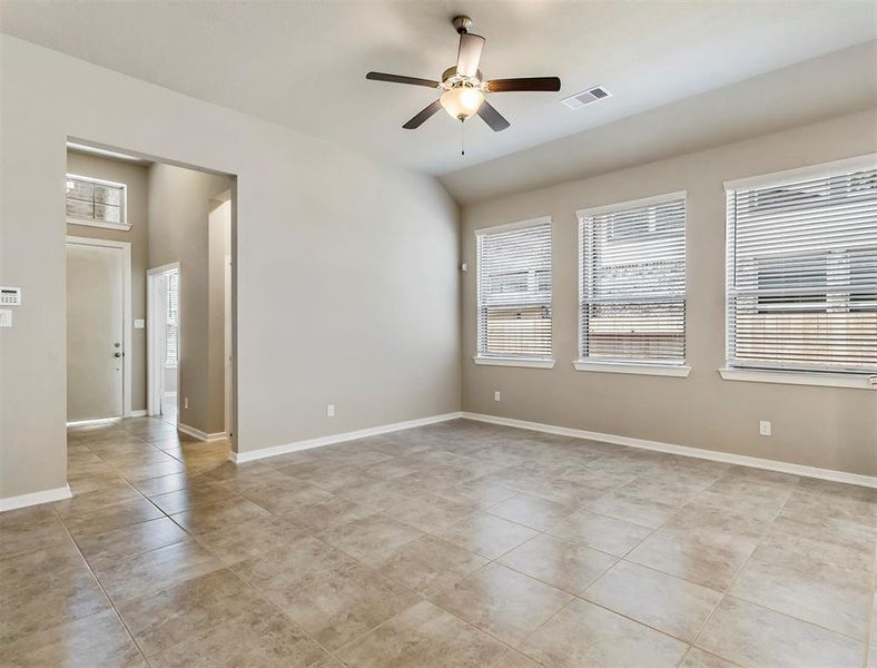 Spacious, unfurnished interior of a new home in Wood Leaf Reserve, Tomball (Image 19).
