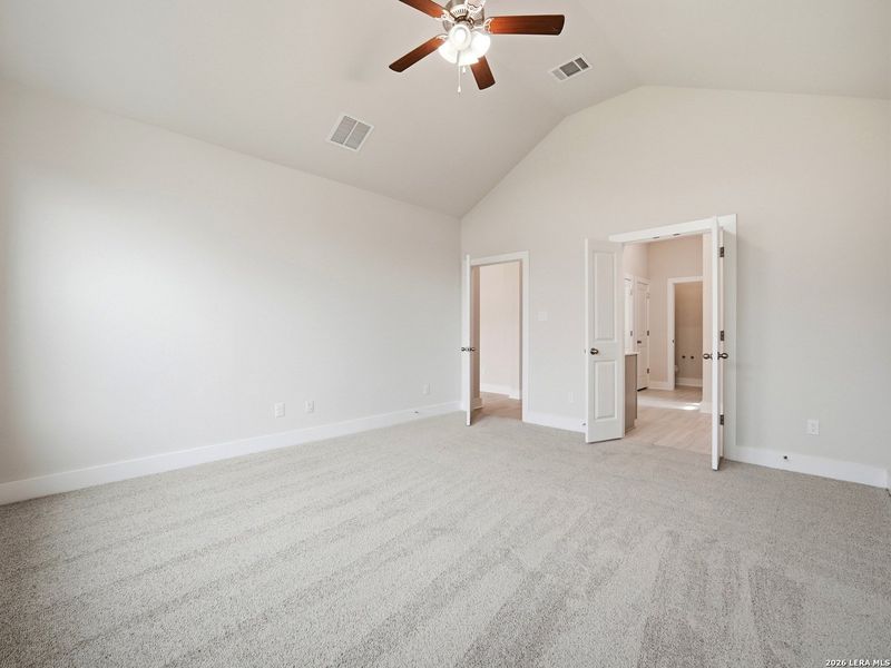 Spacious, unfurnished interior of a new home in Westridge, San Antonio (Image 11).