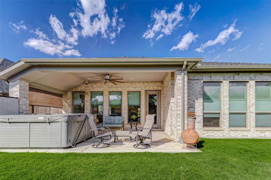 Exterior details and patio area of a home in Cross Creek West 55', Fulshear (Image 26).