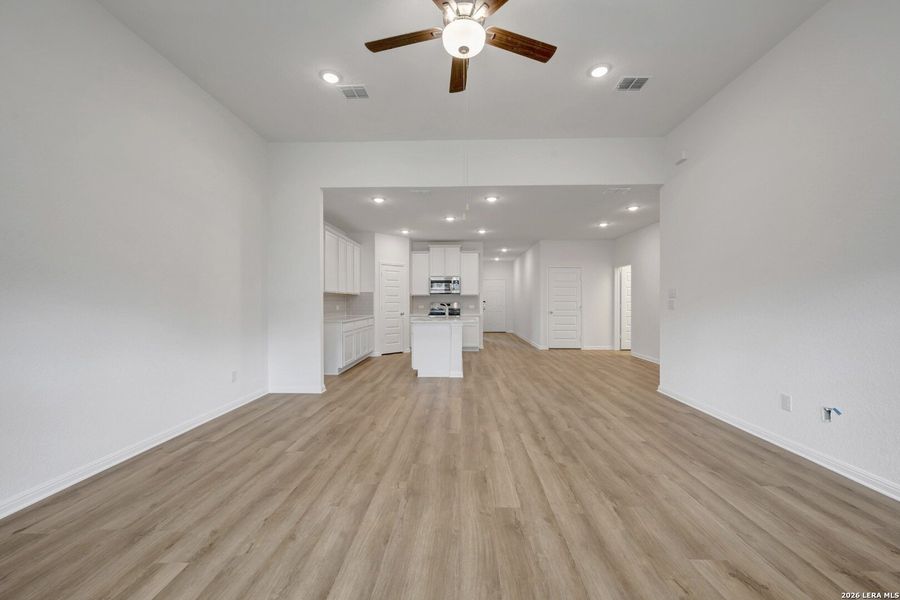Spacious, unfurnished interior of a new home in Mesquite Ridge, San Antonio (Image 15).