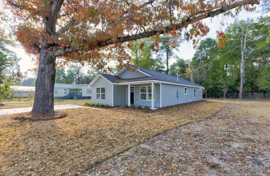 Exterior details and patio area of a home in , Walterboro (Image 29).