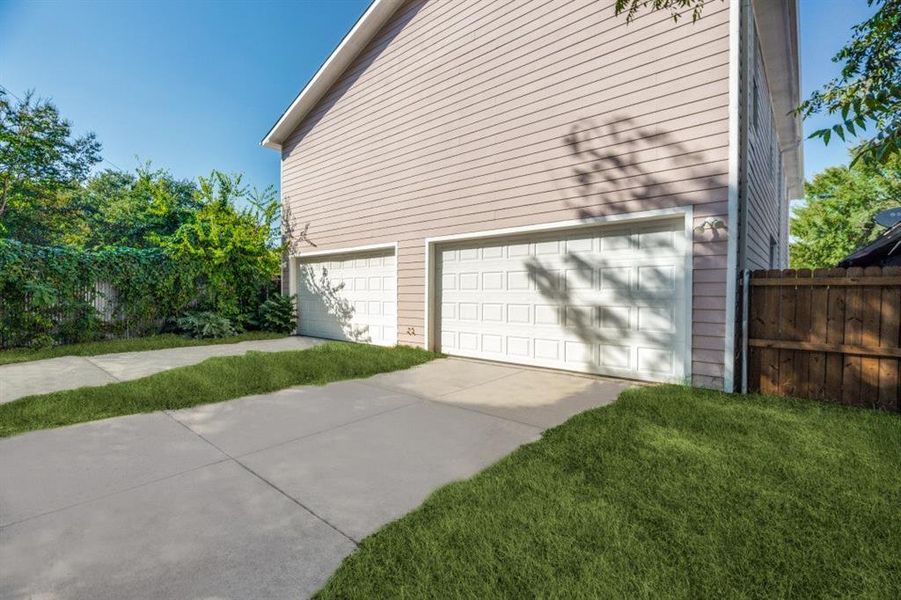 Exterior details and patio area of a home in , Dallas (Image 1).