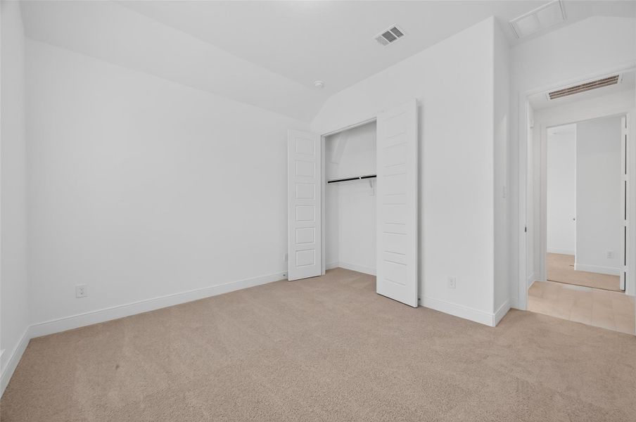 Spacious, unfurnished interior of a new home in Lago Mar, La Marque (Image 20).