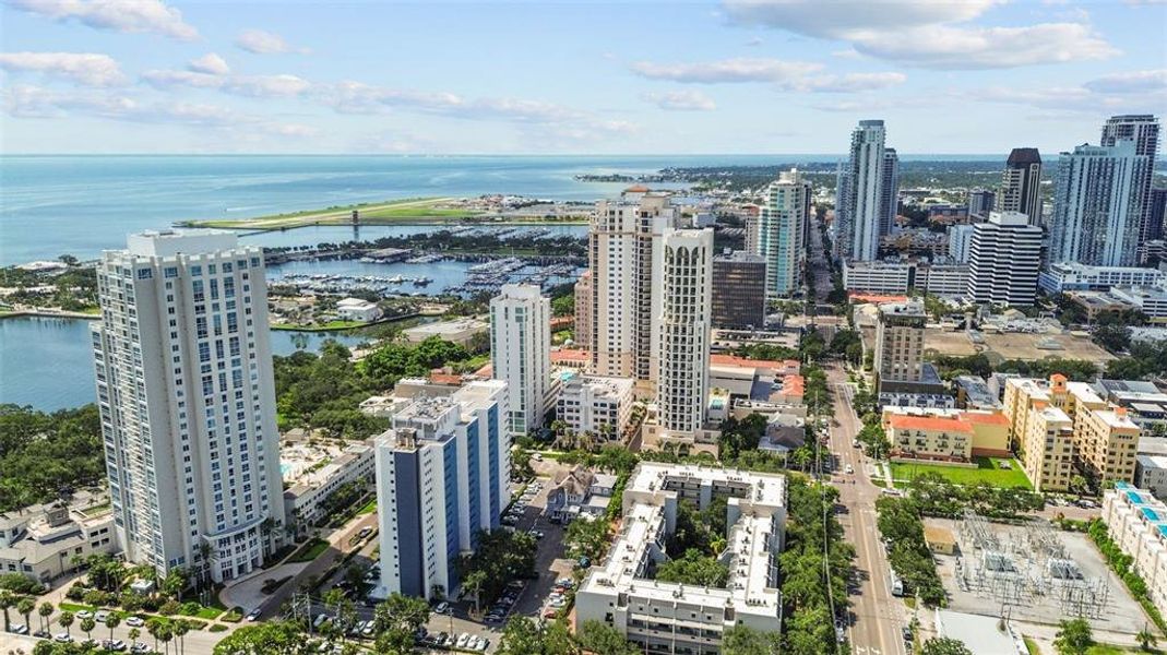 Condo located in St. Petersburg, FL showcasing its design and architecture (Image 35).