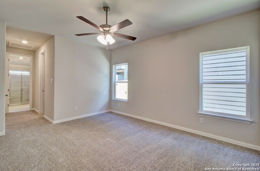 Spacious, unfurnished interior of a new home in Casinas at Gruene, New Braunfels (Image 20).