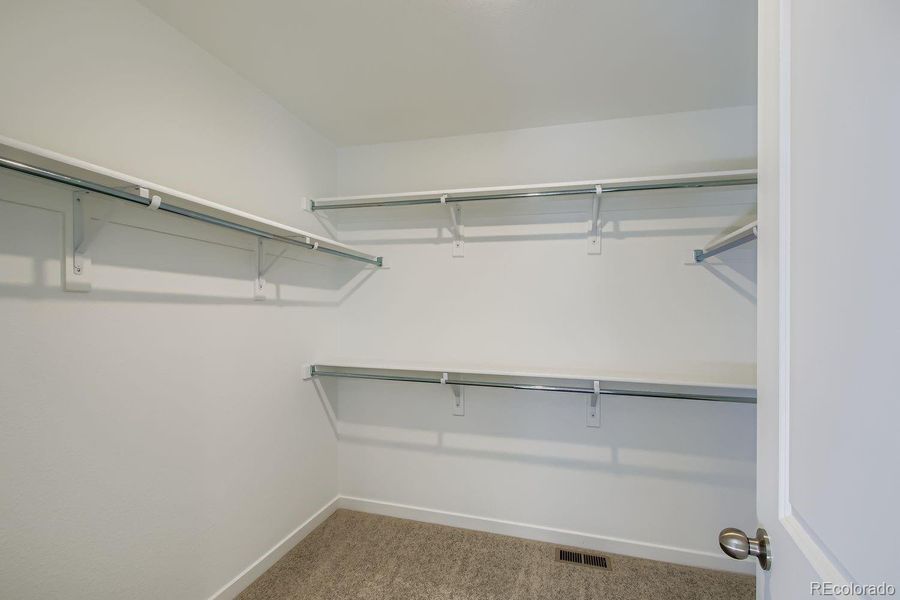 Spacious, unfurnished interior of a new home in Ken-Caryl Ranch: The Pioneer Collection, Littleton (Image 9).