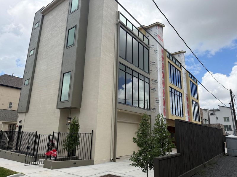 Condo located in Houston, TX showcasing its design and architecture (Image 4).