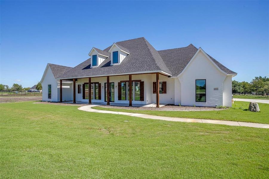 Modern farmhouse with a front yard