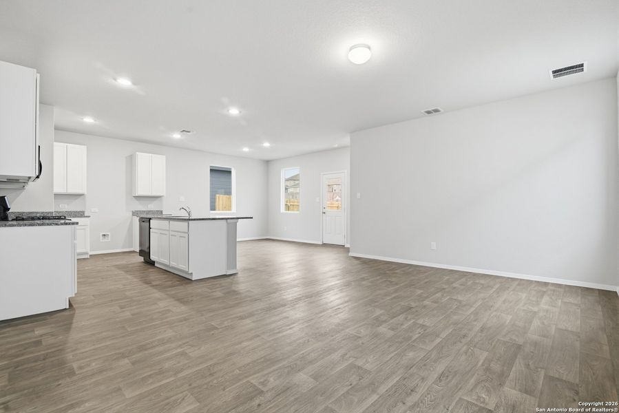 Spacious, unfurnished interior of a new home in Hunters Ranch, San Antonio (Image 27).