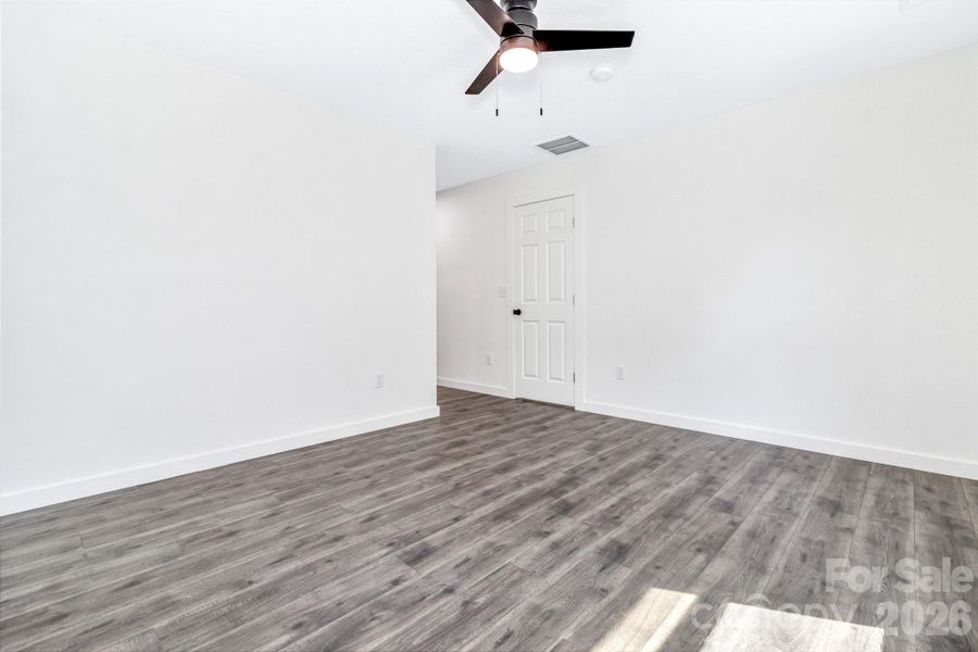 Spacious, unfurnished interior of a new home in , Marion (Image 31).