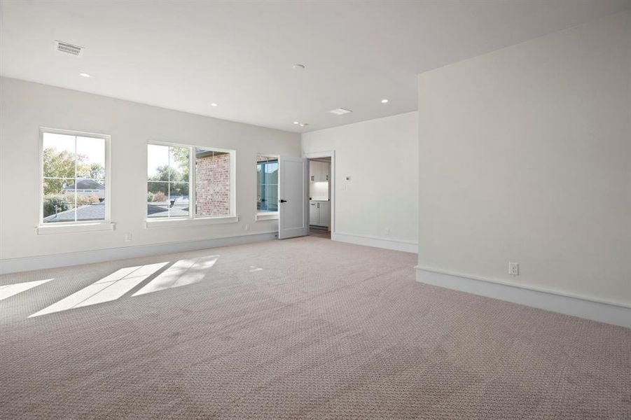 Spacious, unfurnished interior of a new home in , Dallas (Image 20).