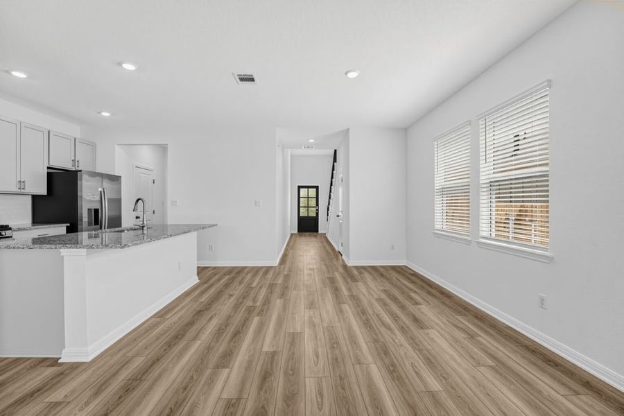 Spacious, unfurnished interior of a new home in Sunfield, Buda (Image 9).