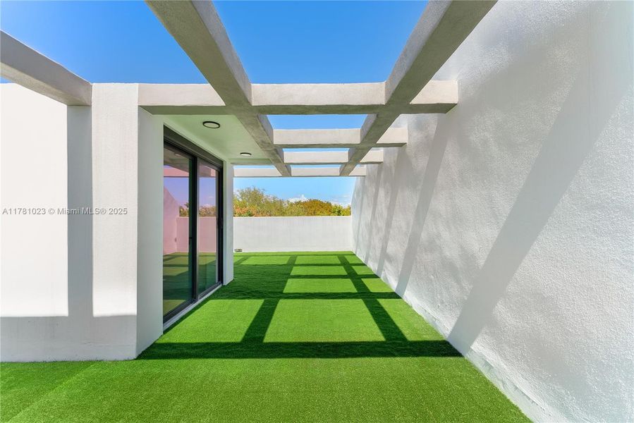 Spacious, unfurnished interior of a new home in , Miami (Image 21).