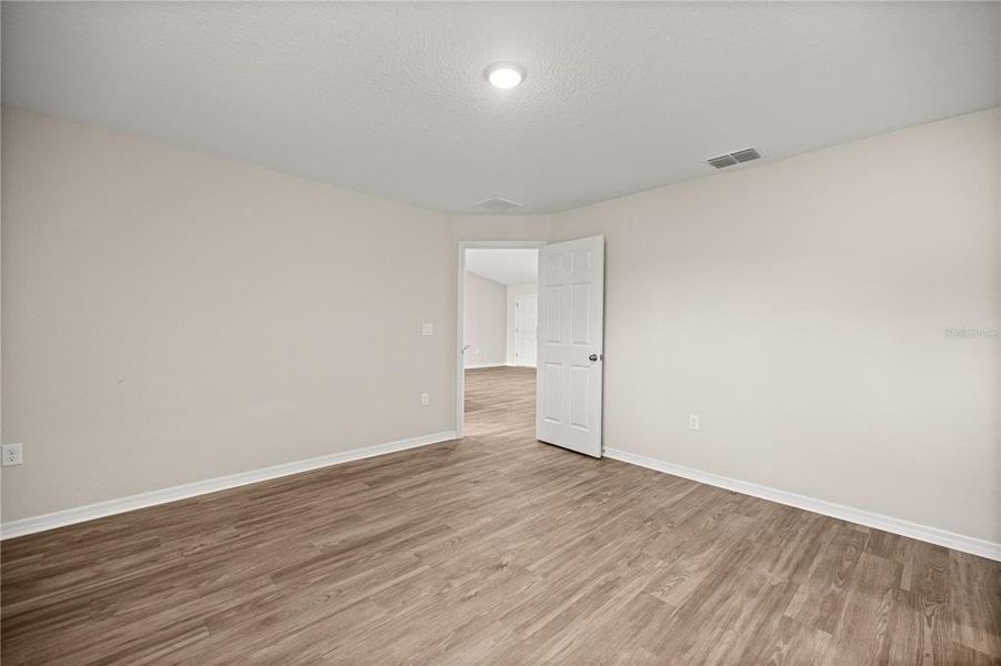 Spacious, unfurnished interior of a new home in , Ocala (Image 8).