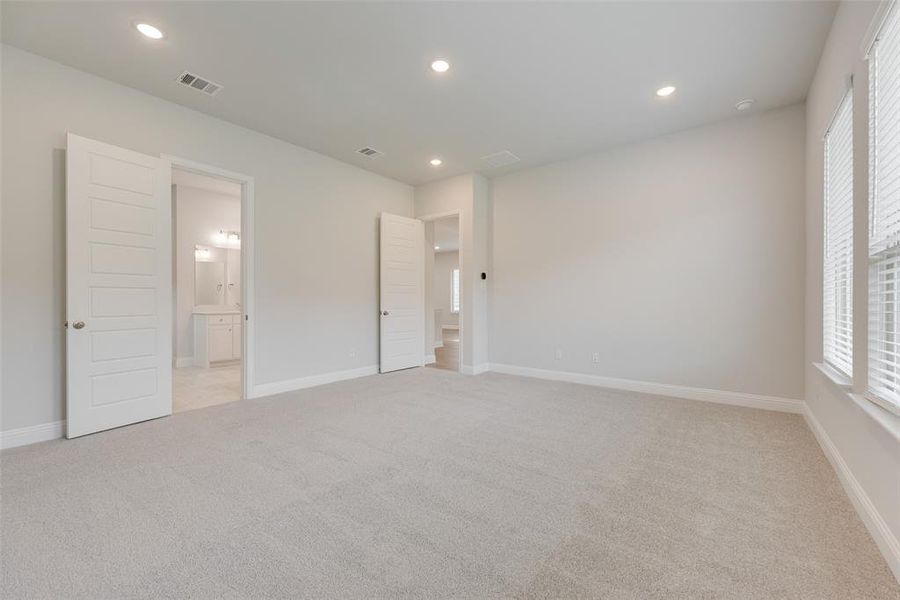 Spacious, unfurnished interior of a new home in Bayside, Rowlett (Image 15).