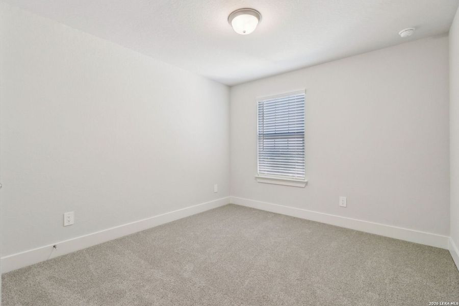 Spacious, unfurnished interior of a new home in Thomas Pond, San Antonio (Image 27).