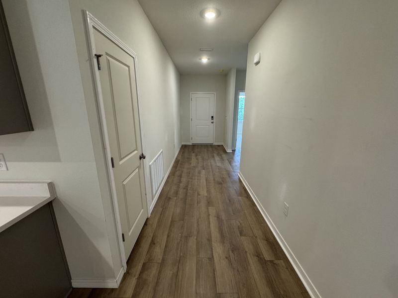 Spacious, unfurnished interior of a new home in Seminole Bend, Pensacola (Image 11).