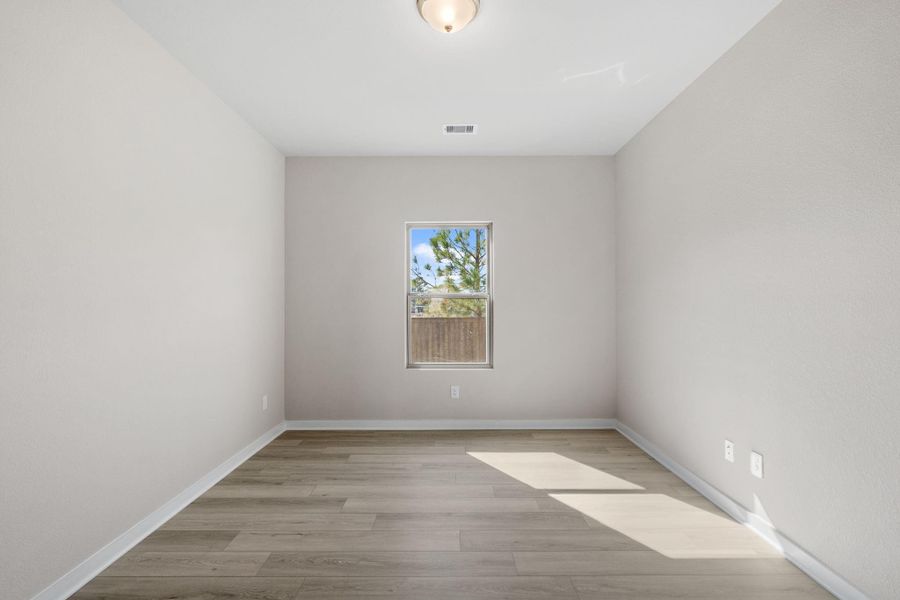 Spacious, unfurnished interior of a new home in Westridge Cove, Conroe (Image 16).