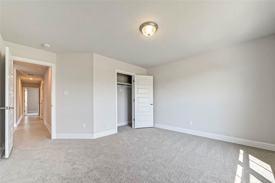 Spacious, unfurnished interior of a new home in Pine Ridge, Beverly Hills (Image 14).