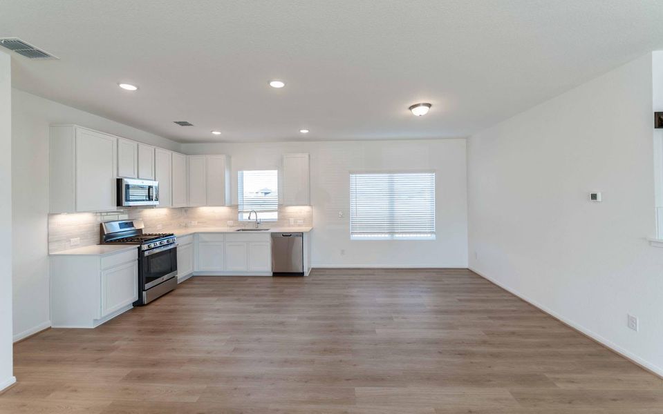 Spacious, unfurnished interior of a new home in Paramount, Kyle (Image 5).