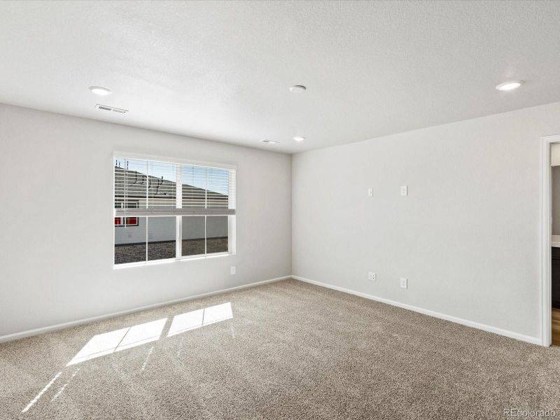 Spacious, unfurnished interior of a new home in Skyview at High Point, Aurora (Image 26).