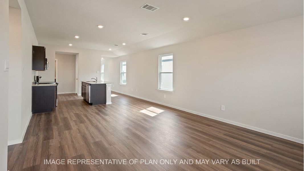 Spacious, unfurnished interior of a new home in Dove Crossing, Navasota (Image 9).