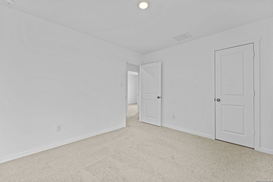 Spacious, unfurnished interior of a new home in Spring Grove, St. Hedwig (Image 25).