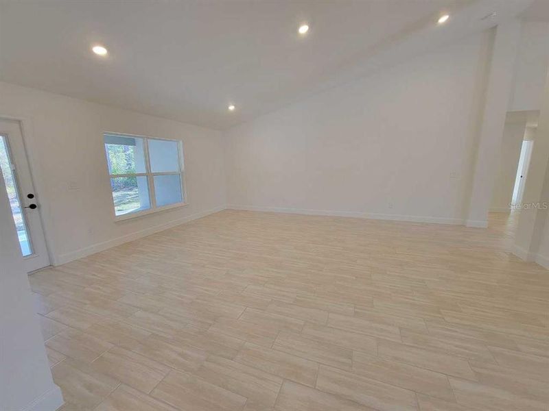 Spacious, unfurnished interior of a new home in , Ocala (Image 23).