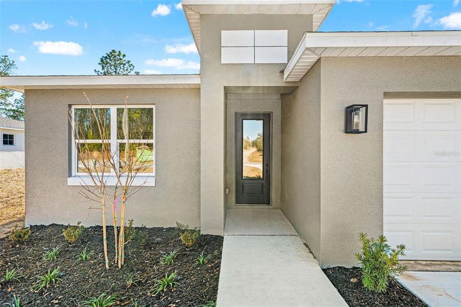 Exterior details and patio area of a home in , Dunnellon (Image 3).