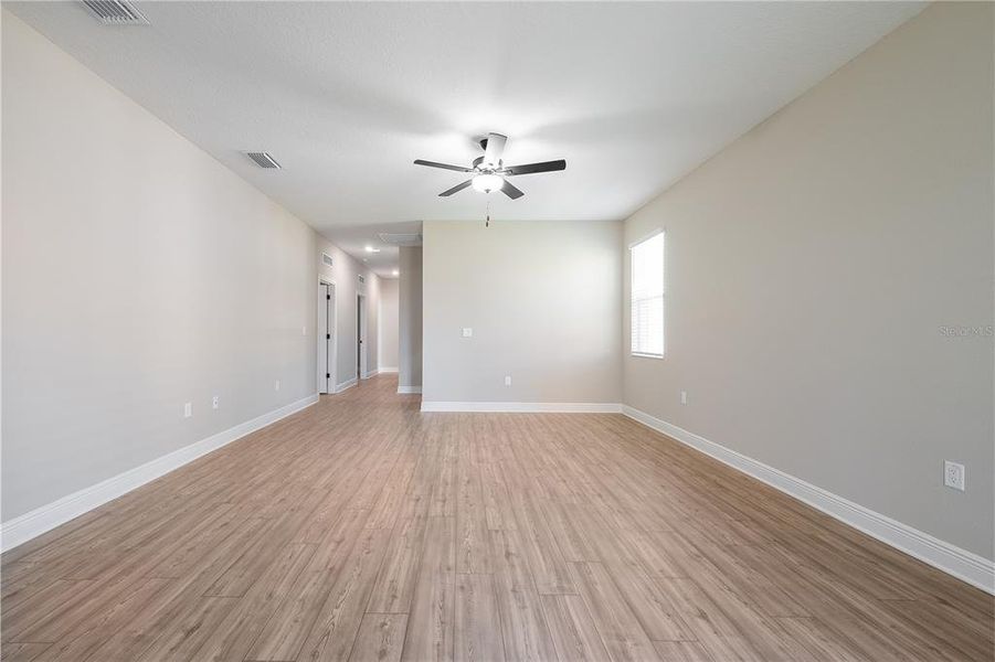 Spacious, unfurnished interior of a new home in Reunion Village, Kissimmee (Image 7).