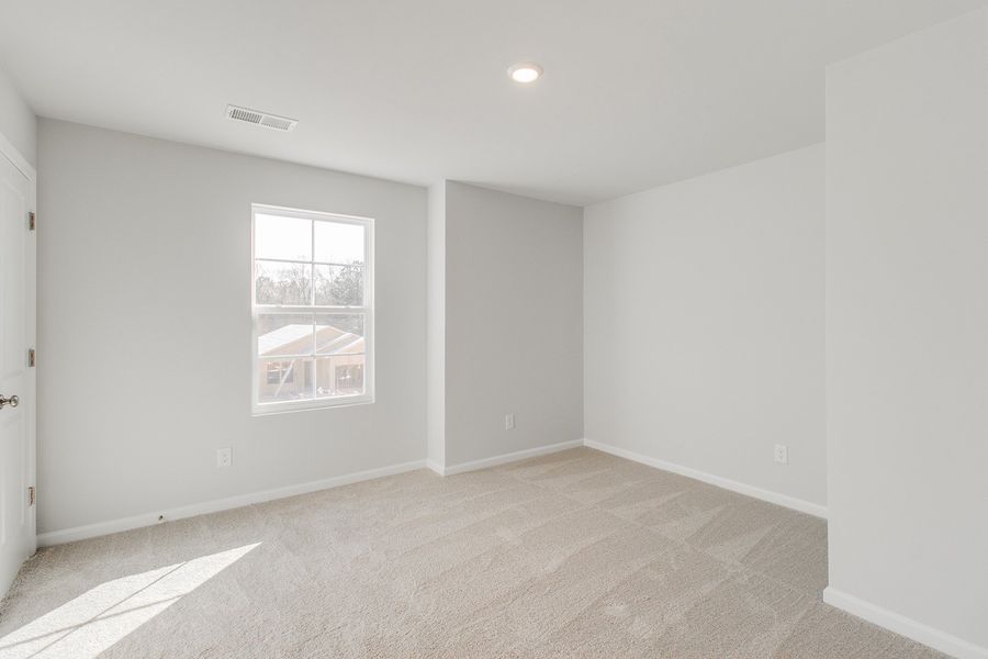 Spacious, unfurnished interior of a new home in Bluefield, Lexington (Image 27).