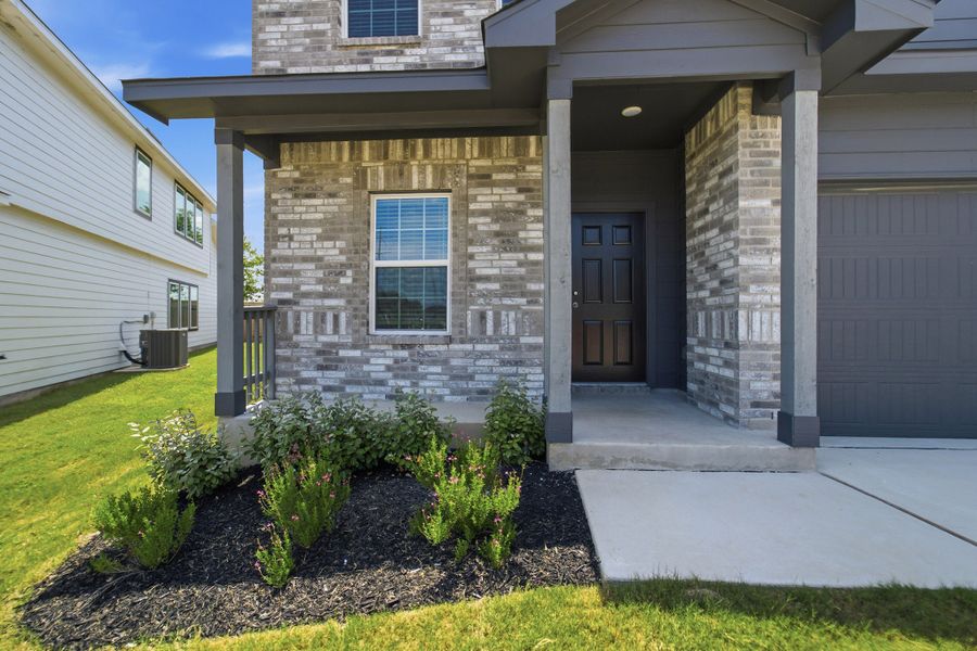 Exterior details and patio area of a home in Laurel Vistas, San Antonio (Image 3).