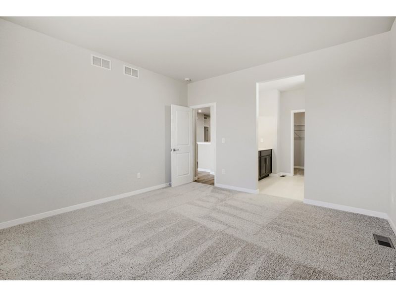 Spacious, unfurnished interior of a new home in Farmstead, Berthoud (Image 33).