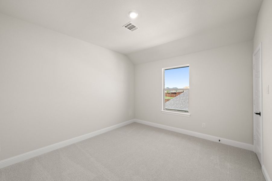 Spacious, unfurnished interior of a new home in Myrtle Creek, Waxahachie (Image 25).