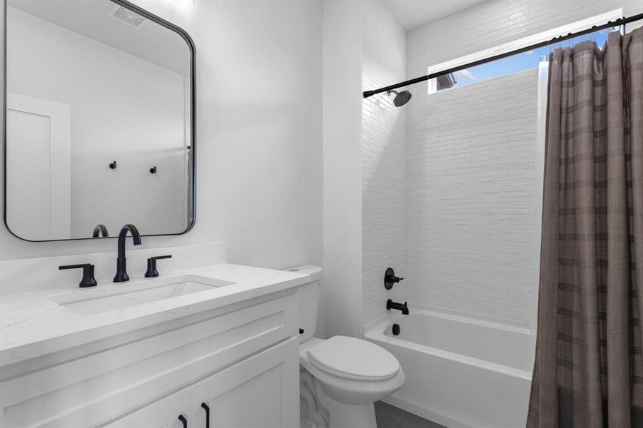 2nd floor full bath. 2nd floor full bath.