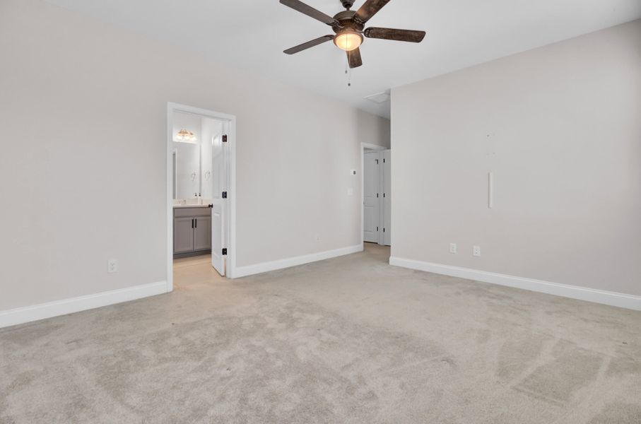 Spacious, unfurnished interior of a new home in , Goose Creek (Image 23).