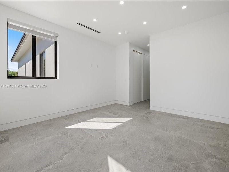 Spacious, unfurnished interior of a new home in , Miami Beach (Image 24).