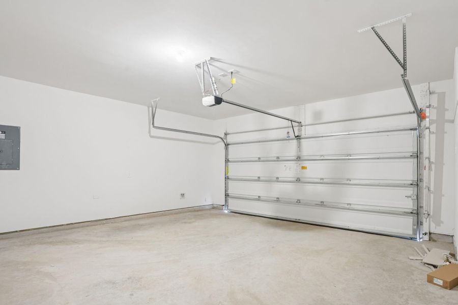 Spacious, unfurnished interior of a new home in Kemah Crossing - City Series, Kemah (Image 39).