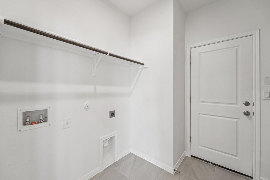 Spacious, unfurnished interior of a new home in Porter Country, Buda (Image 25).