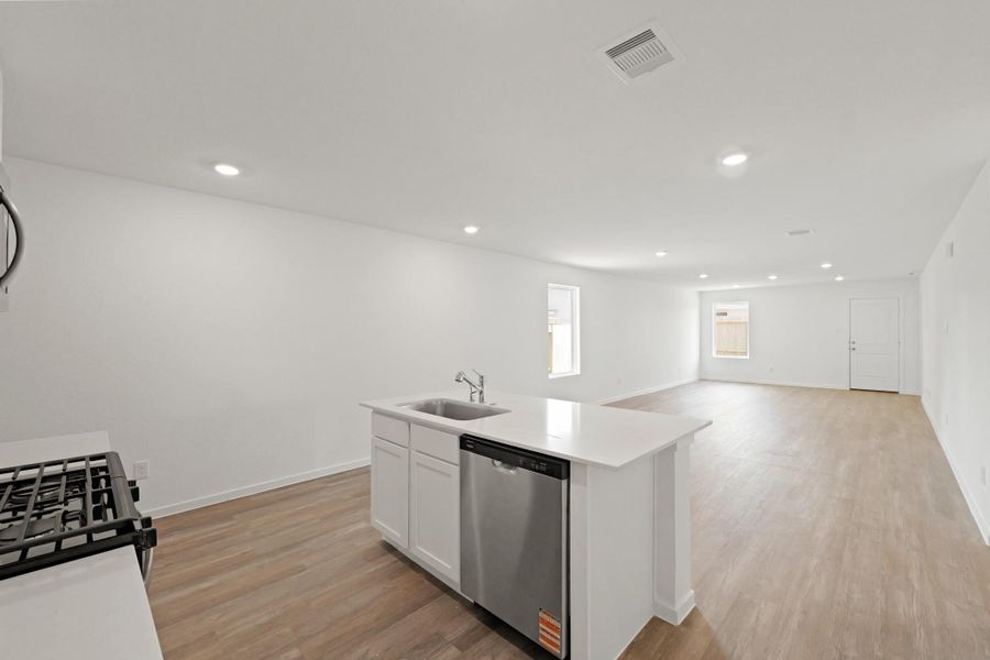 Furnished interior view inside a new home in Silverthorne, Conroe (Image 6).