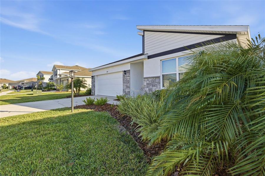 Exterior details and patio area of a home in , Bradenton (Image 32).