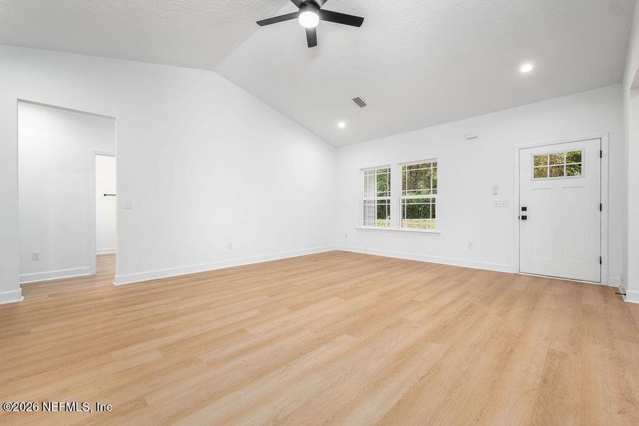 Spacious, unfurnished interior of a new home in , Middleburg (Image 16).