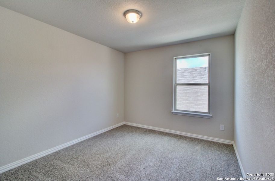 Spacious, unfurnished interior of a new home in Dauer Ranch, New Braunfels (Image 18).