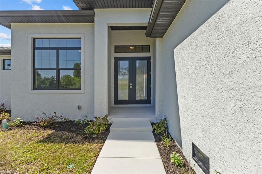 Exterior details and patio area of a home in , Port Charlotte (Image 4).