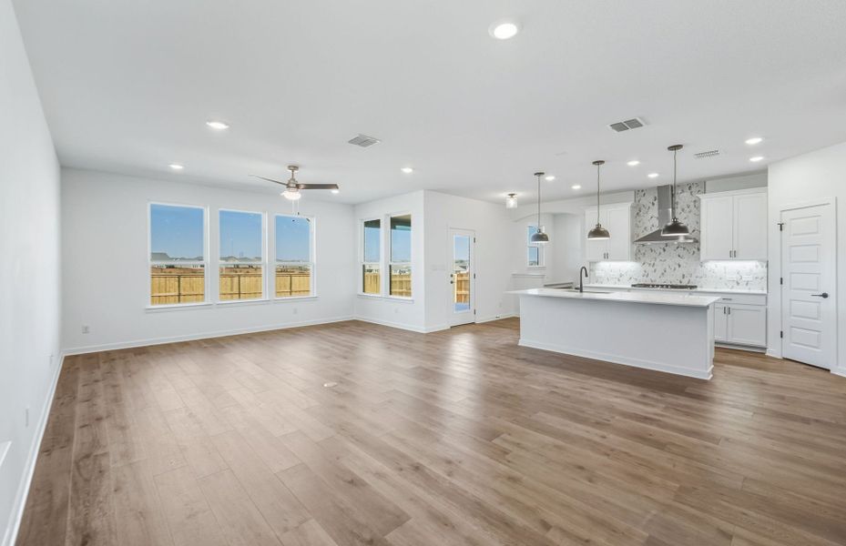 Spacious, unfurnished interior of a new home in Sunfield, Buda (Image 47).