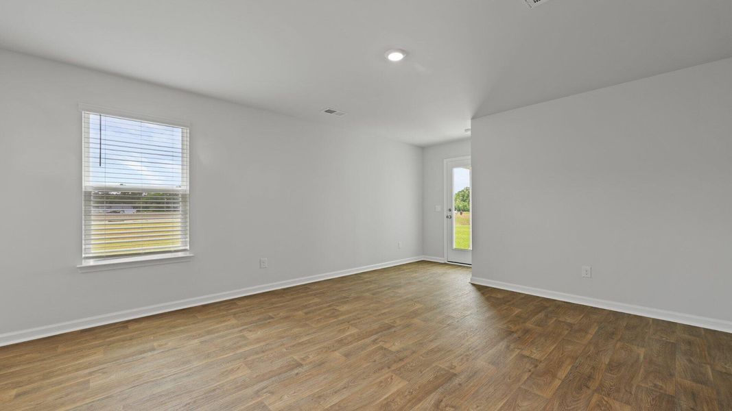 Spacious, unfurnished interior of a new home in Carolina Groves, Moncks Corner (Image 21).