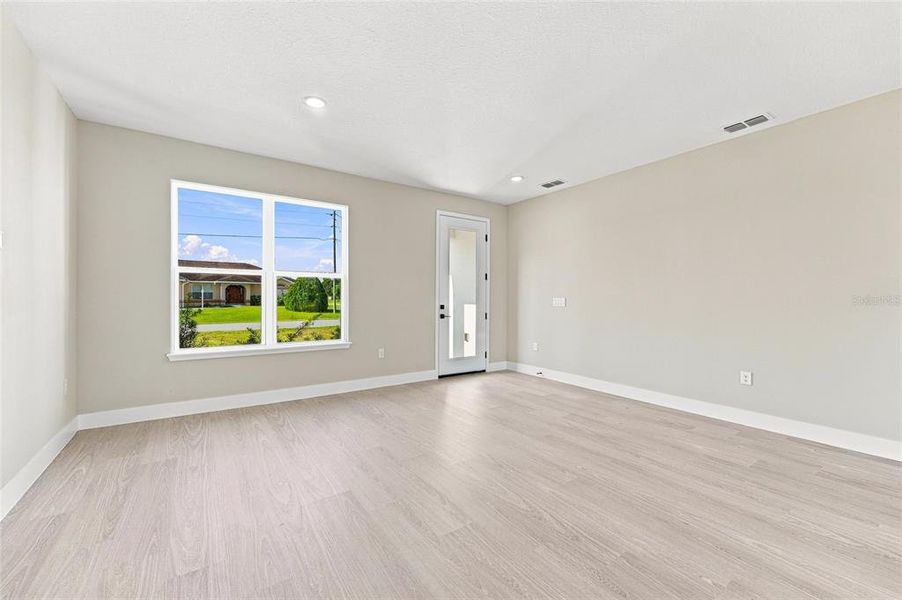 Spacious, unfurnished interior of a new home in , Ocala (Image 15).